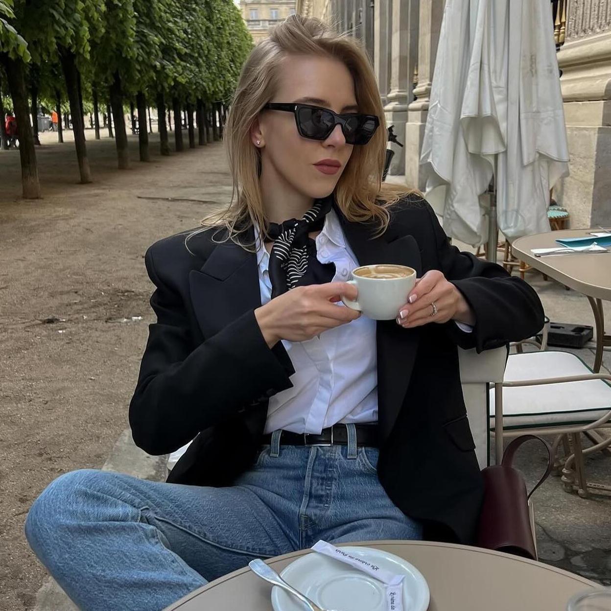 Influencer con look de entretiempo