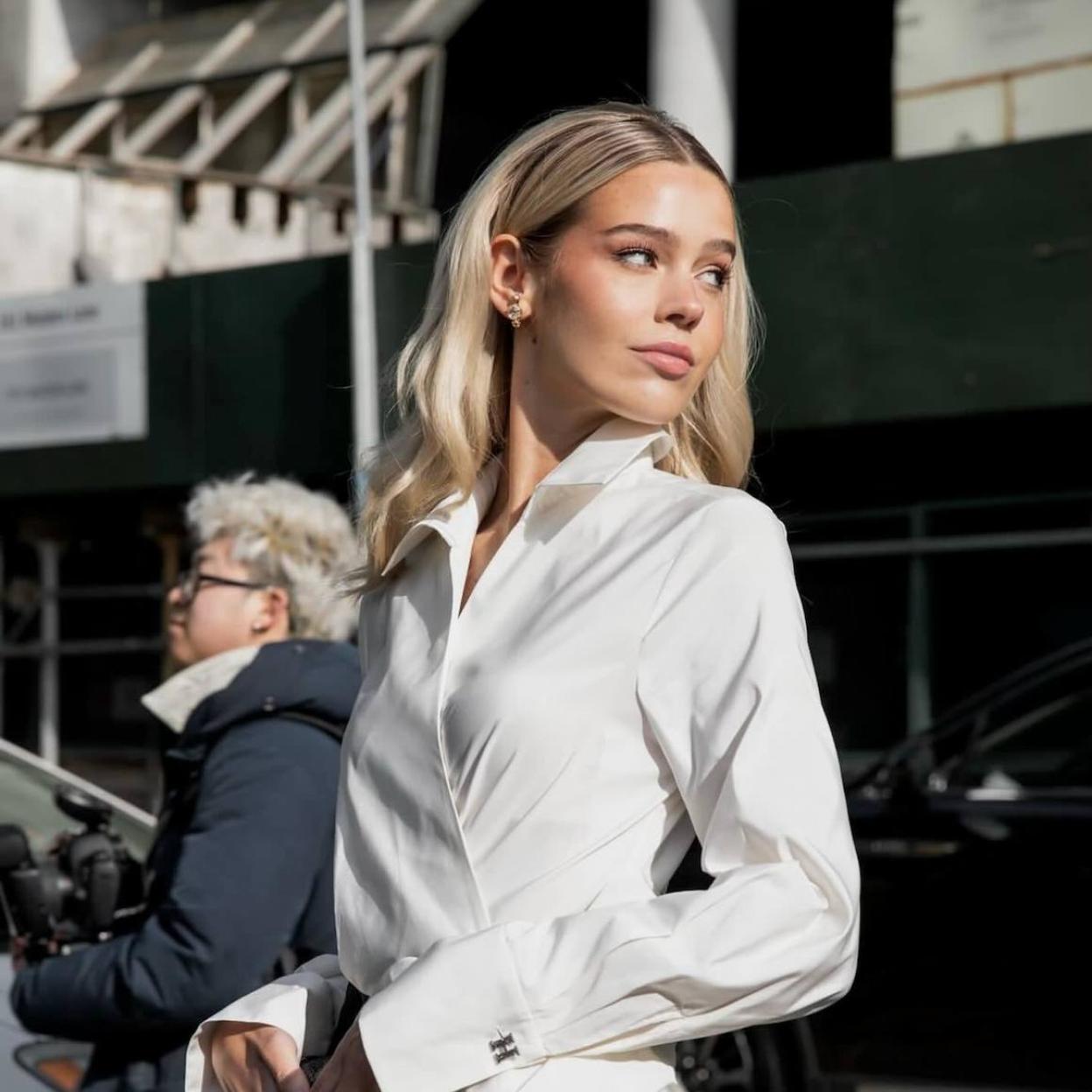 Influencer con maquillaje mate sin brillos