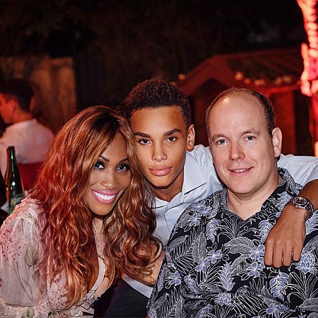 Alexandre Grimaldi junto a sus padres. 