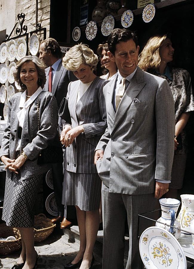 Imagen - Carlos y Diana también hicieron turismo por el comercio local balear, acompañados por Juan Carlos y Sofía. (FOTO: GTRES) 