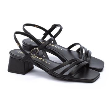 Imagen secundaria 1 - Camisa lino cuello polo manga larga de Massimo Dutti (39,95€)/Jeans wide leg tiro alto rotos de Zara (29,95€)/Sandalias tacón cuadrado Aubry de Martinelli (108€)