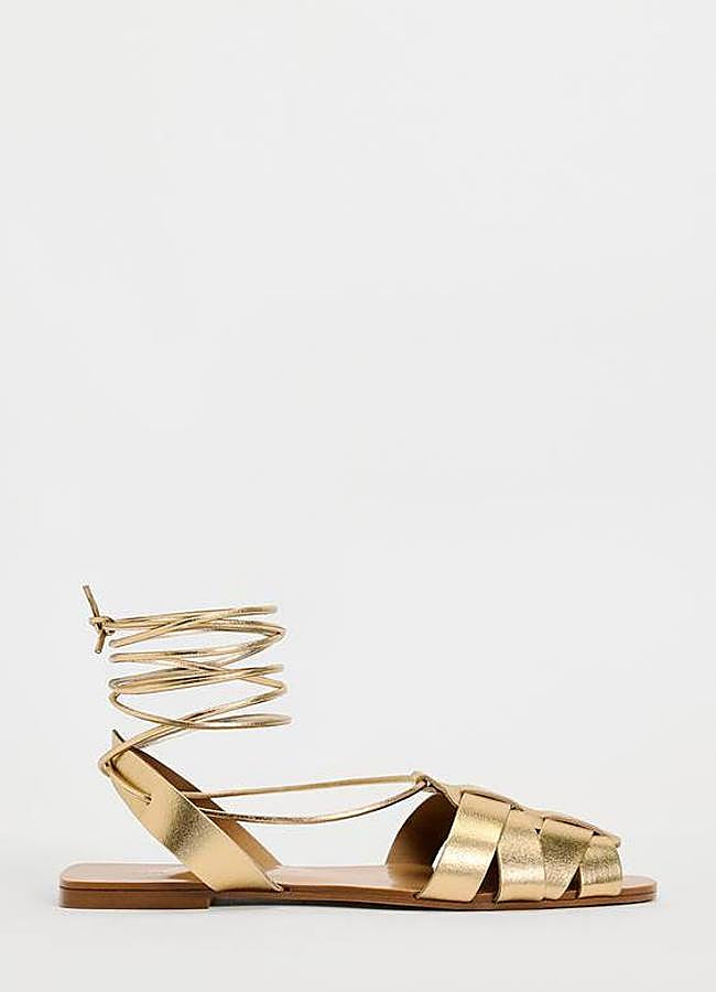 Imagen - Sandalias planas doradas estilo cangrejeras atadas