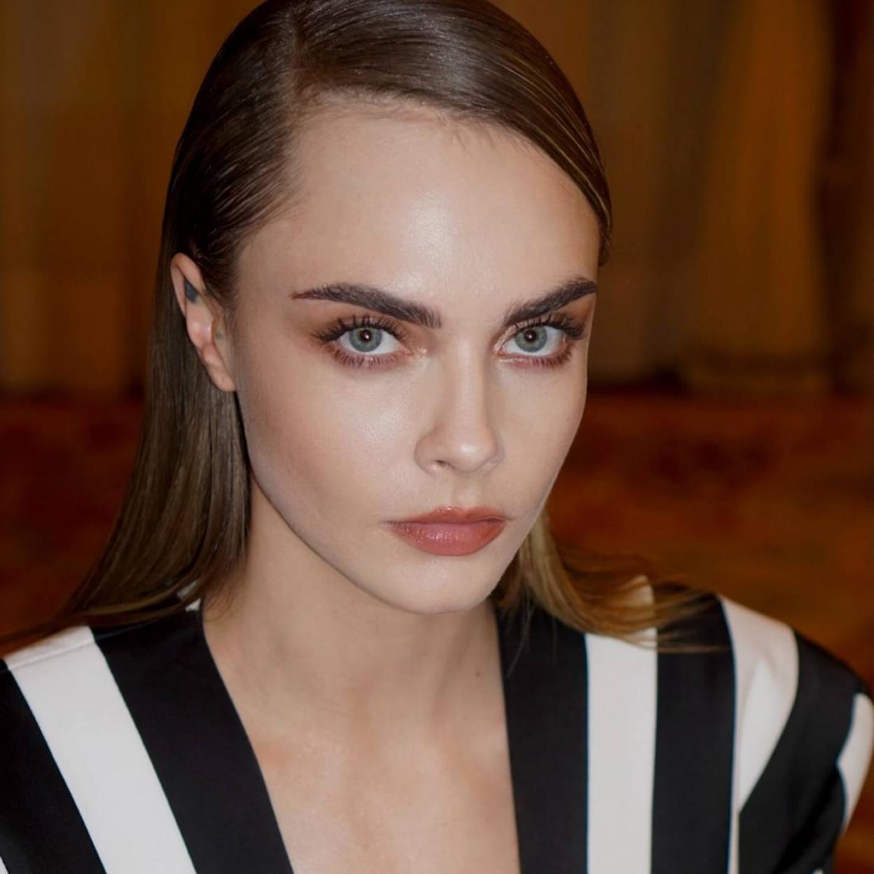 Cara Delevigne con pestañas largas