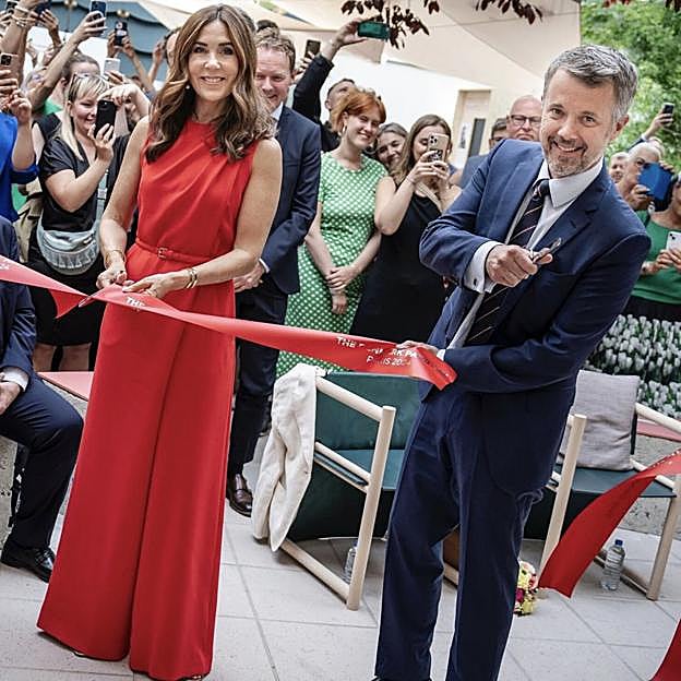 Mary de Dinamarca y el rey Federico, a su llegada a París. 