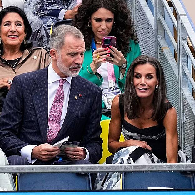 Los reys Felipe y Letizia en el desfile de las Olimpiadas de París.