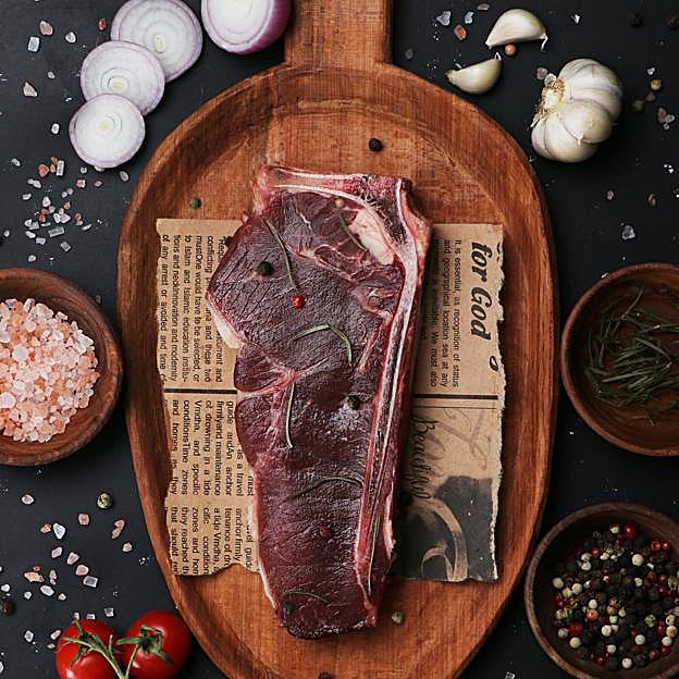 Un plato de carne roja. 