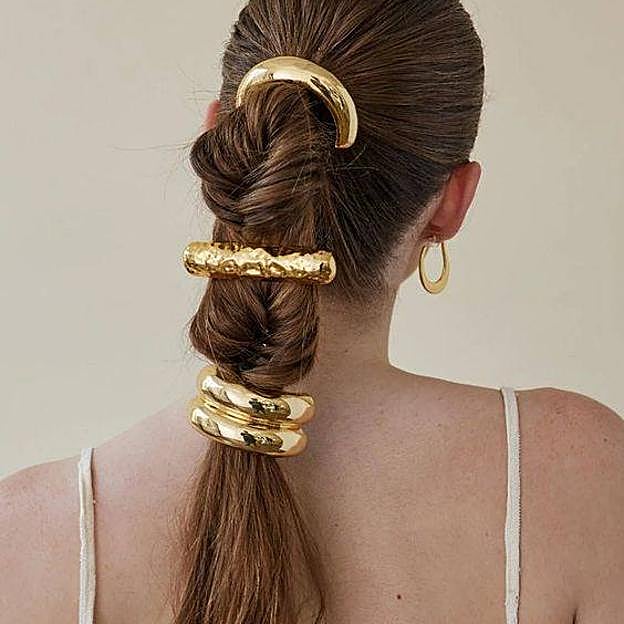 Modelo con trenza de espiga decorada con pony cuff
