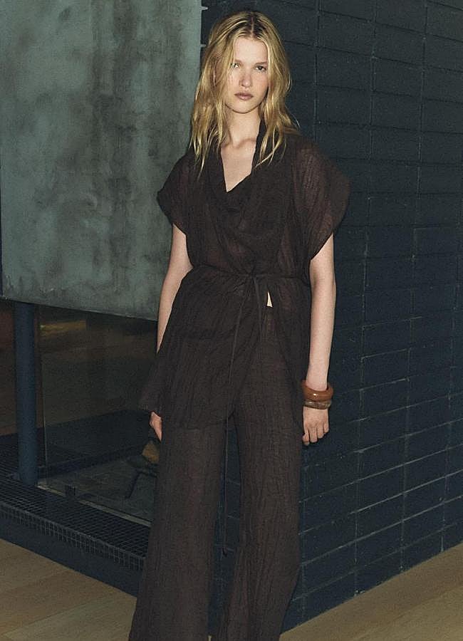 Imagen - Conjunto efecto arrugado en marrón de Zara.