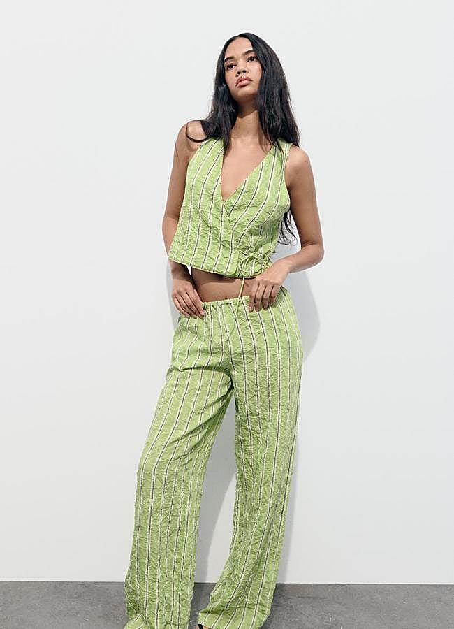Imagen - Conjunto efecto arrugado de rayas en verde de Zara.