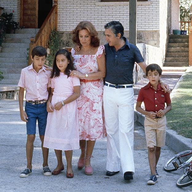 Paco Camino con su mujer Maria Ángeles Sanz y sus hijos Rafael, Marian y Francisco. 