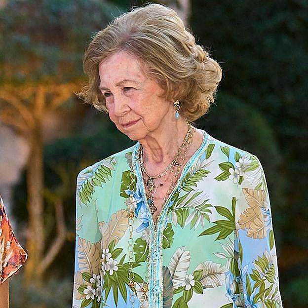 La reina Sofía tiene el conjunto estampado más cómodo y fresco para pasar el verano en Palma