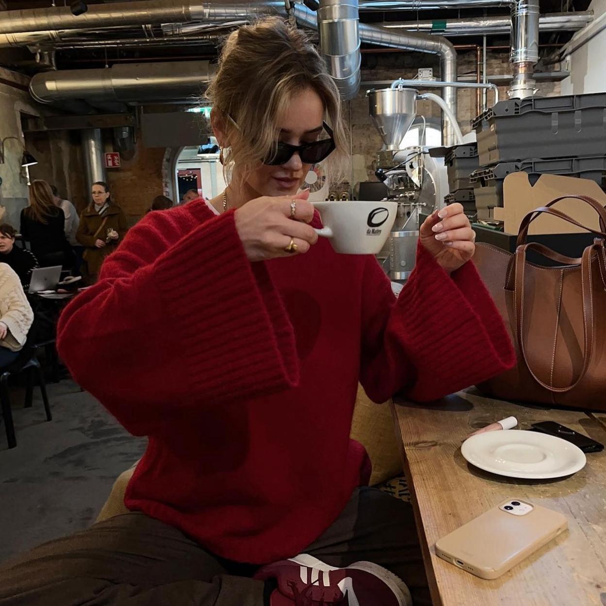 Influencer con jersey rojo
