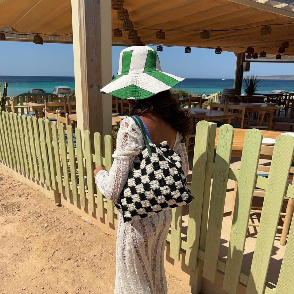 Bolso damero: así es el nuevo estampado que inunda el verano