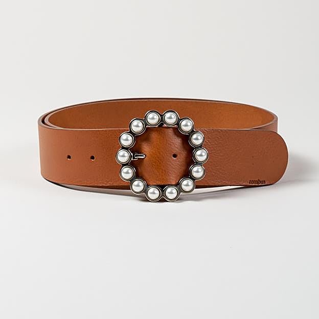 Cinturón con hebilla de perlas (