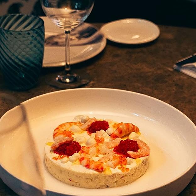 La ensaldilla de gambas y langostinos de Bugao, uno de los restaurantes abiertos en agosto en Madrid. 