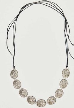 Imagen secundaria 2 - Vestido jacquard rústico de Zara (25,95€)/ Botín Regan de piel de Michael Kors (88€)/ Collar largo piezas ovaladas de Massimo Dutti (59,95€)