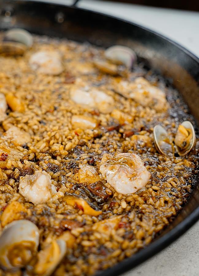Imagen - Uno de los arroces del restaurante Cadaqués, elaborados a la leña del naranjo. /DR