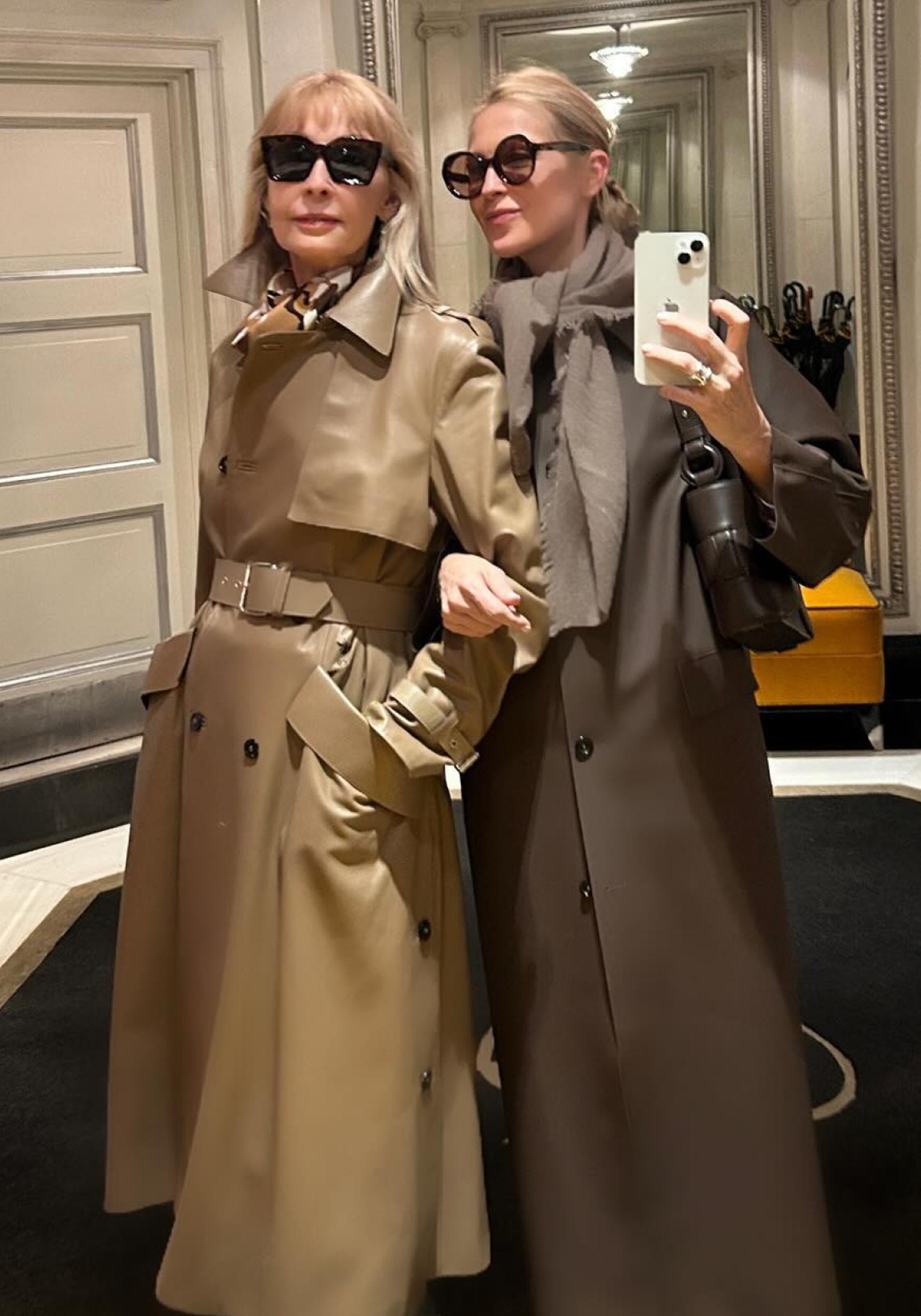 Ann Edwards y Kelly Rutherford con gabardinas