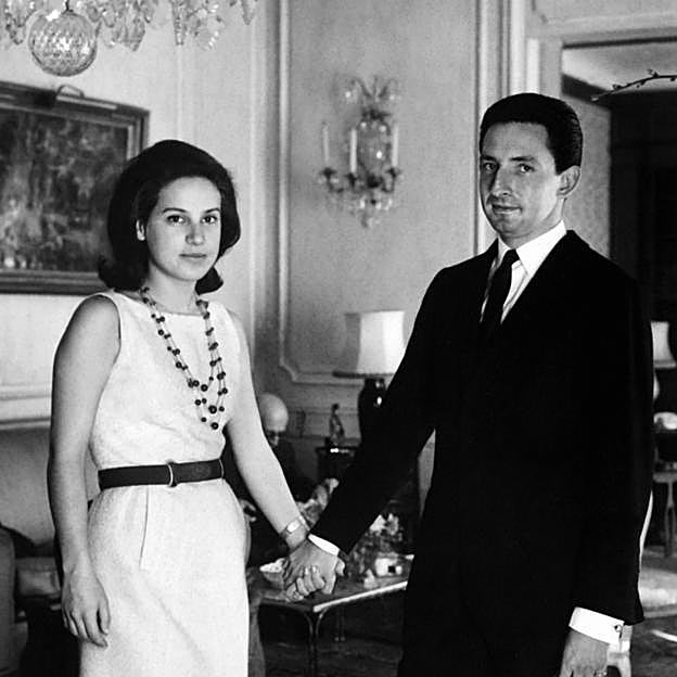 Unos jovencísimos Marina Karella y Miguel de Grecia, poco después de casarse en Atenas. 