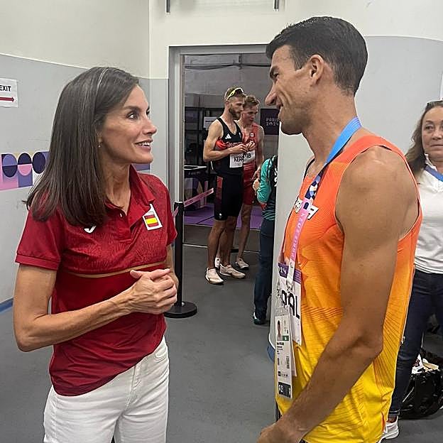 Letizia copia los pantalones blancos de Leonor y Sofía: el look de la reina en su tercer día en los Juegos Olímpicos de París