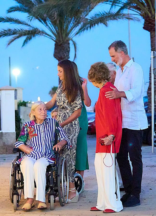 Imagen - Leonor completó el look con alpargatas de cuña. / LIMITED PICTURES