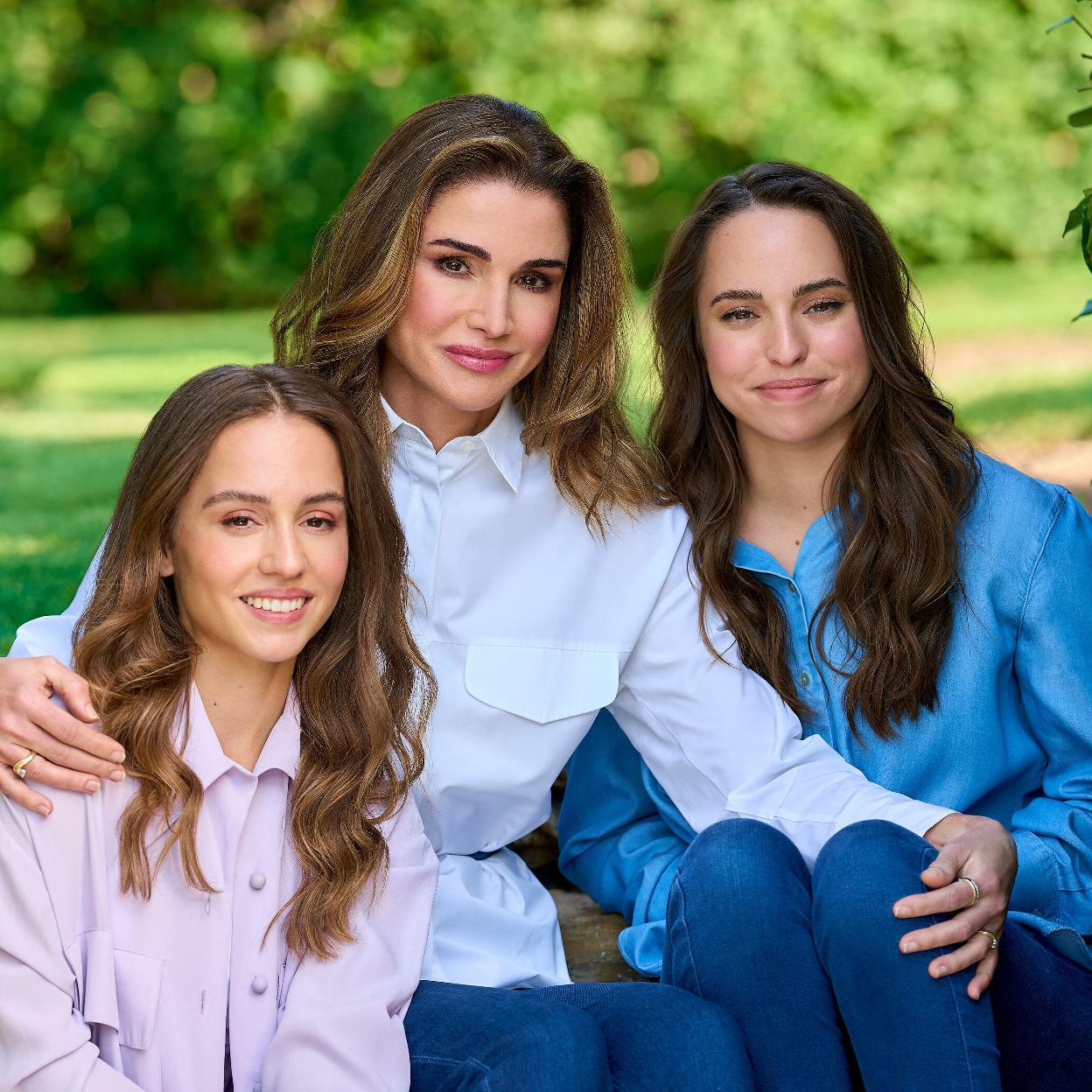 Rania de Jordania junta a sus hijas Iman y Salma.