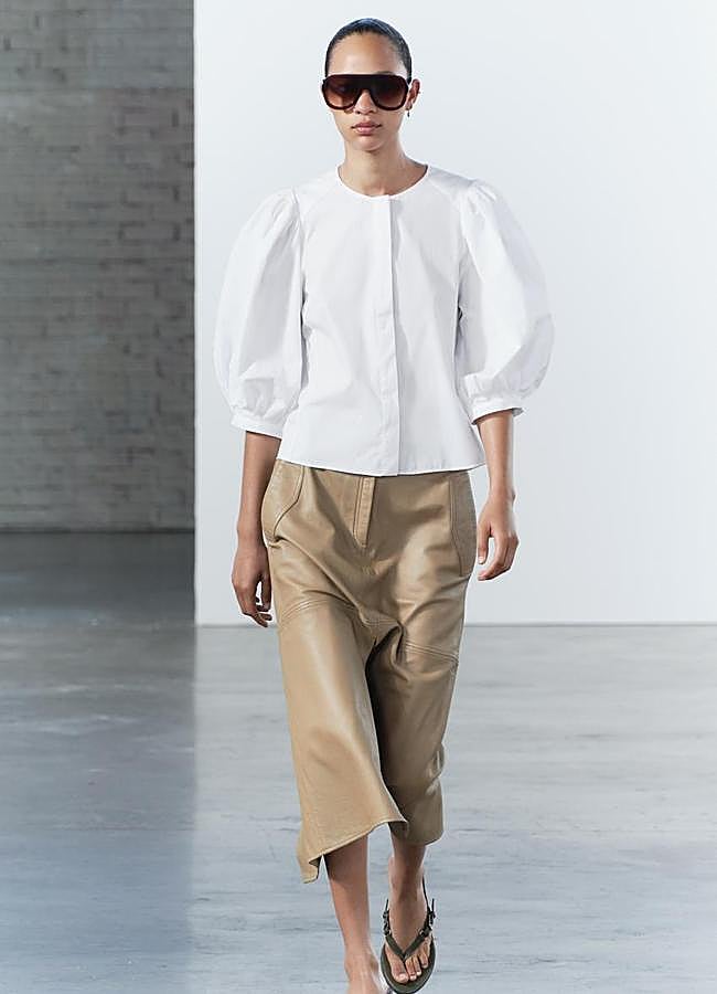 Imagen - Blusa con manga abullonada en blanco de Zara.