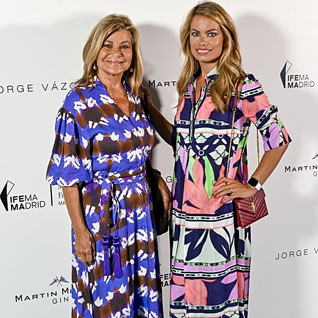 Cari Lapique y su hija Carla Goyanes en un desfile de Jorge Vázquez en Madrid. 