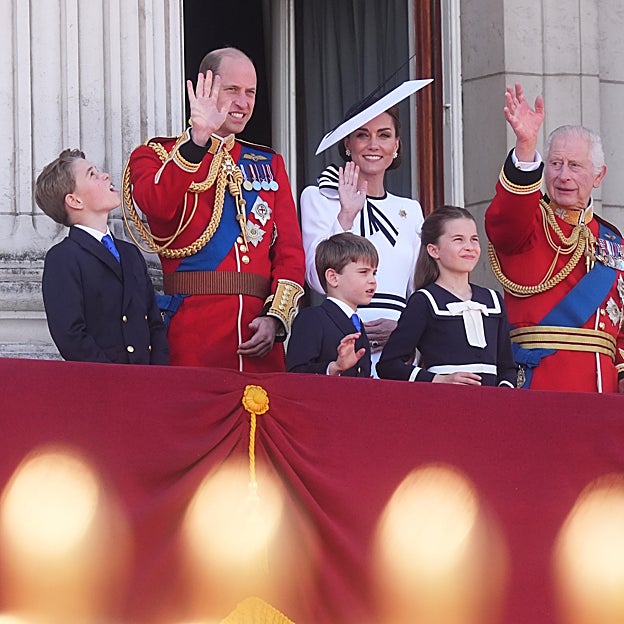 Los Windsor en Buckingham tomand parte en el Trooping the Colour. 