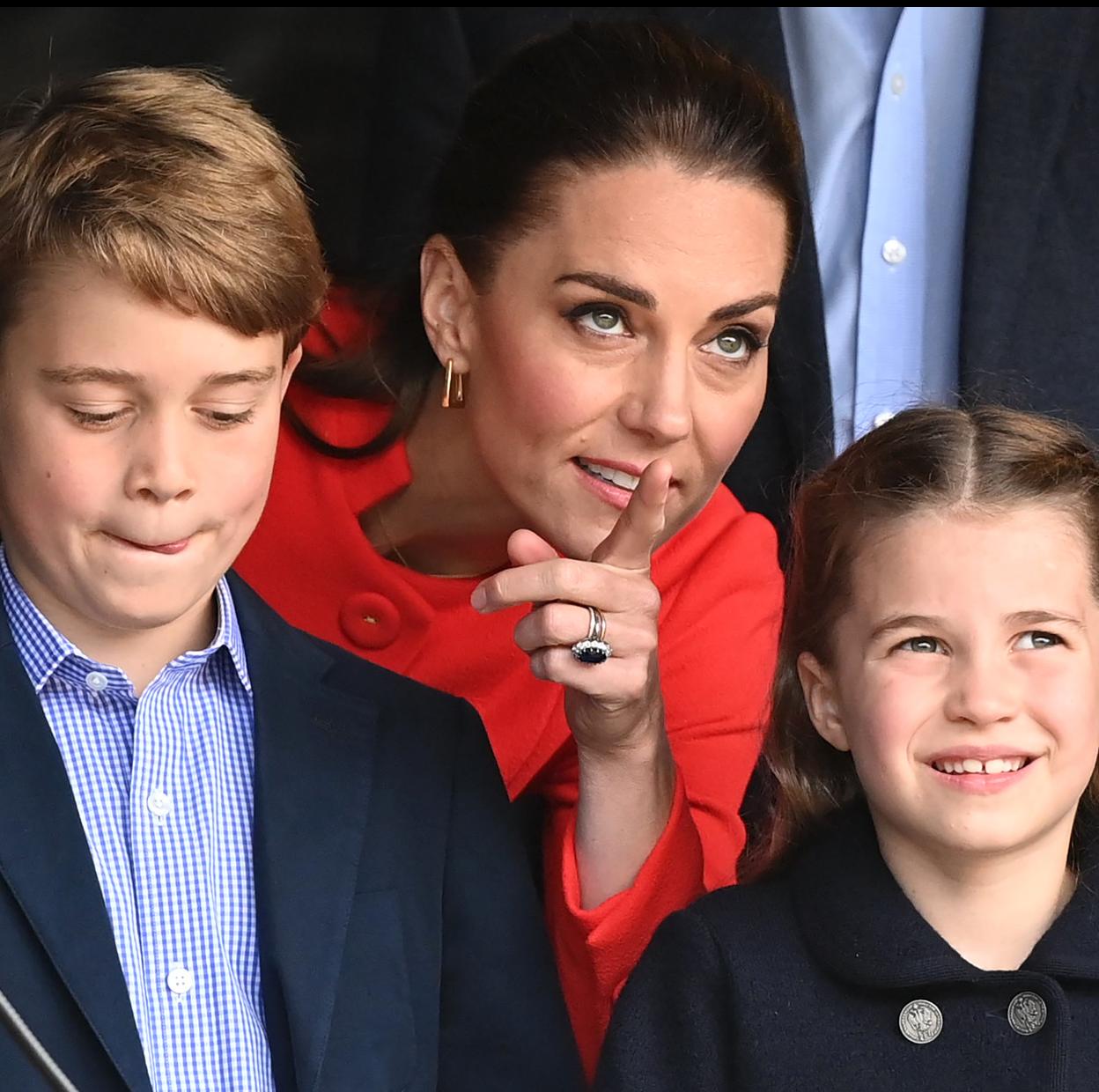 La princesa de Gales junto a sus hijos, Louis y George. 