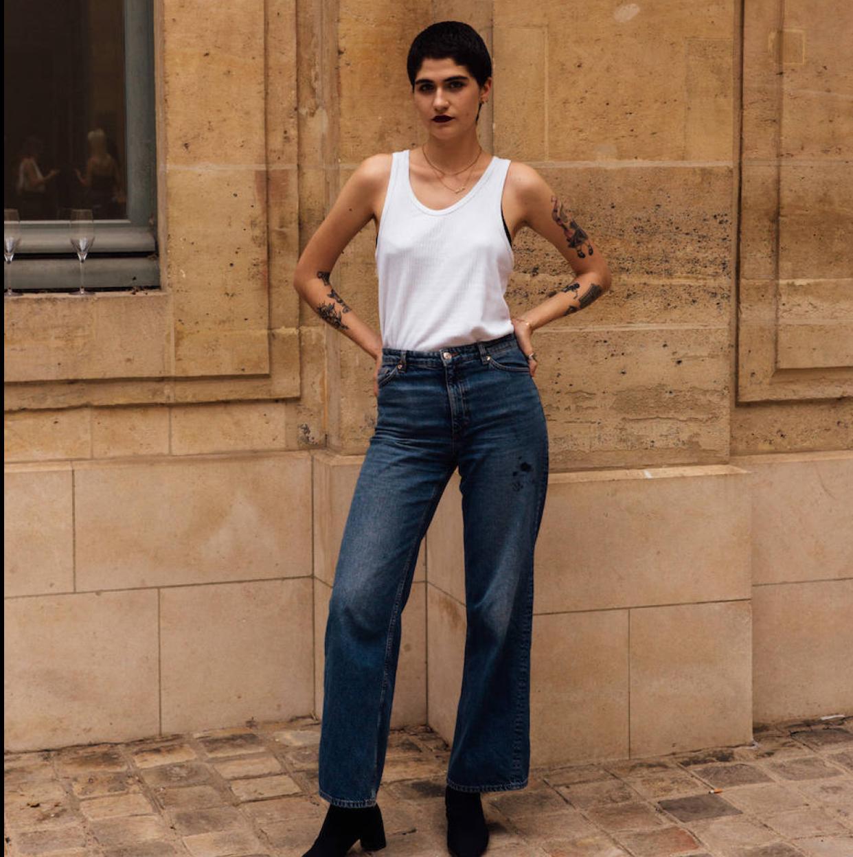 Un look de street style con pantalones vaqueros.