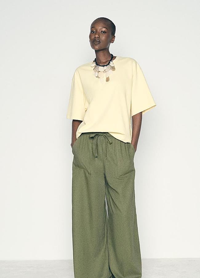 Imagen - Pantalón de lino ancho en verde de Zara.