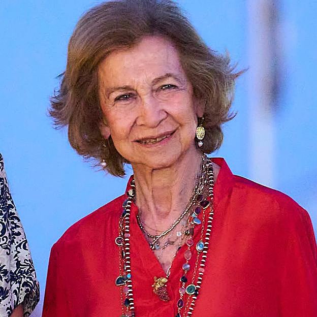 El mejor look de verano de la reina Sofía con sandalias menorquinas: cómoda y elegante en Mallorca con camisa y pantalones fluidos