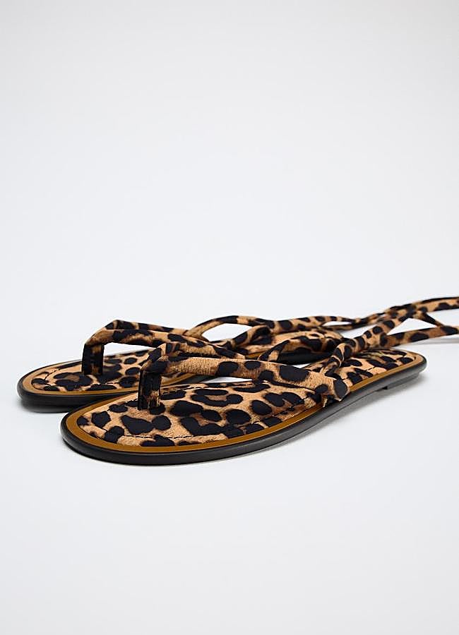 Imagen - Sandalias con estampado animal de Zara.