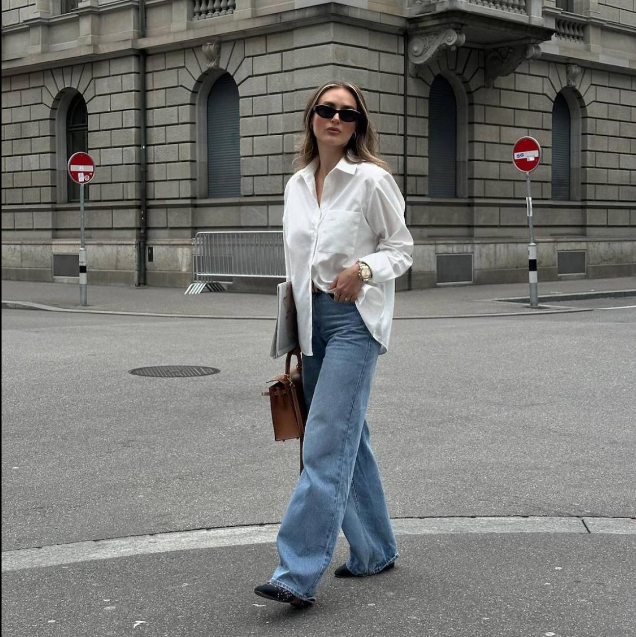 Influencer francesa con pantalones vaqueros