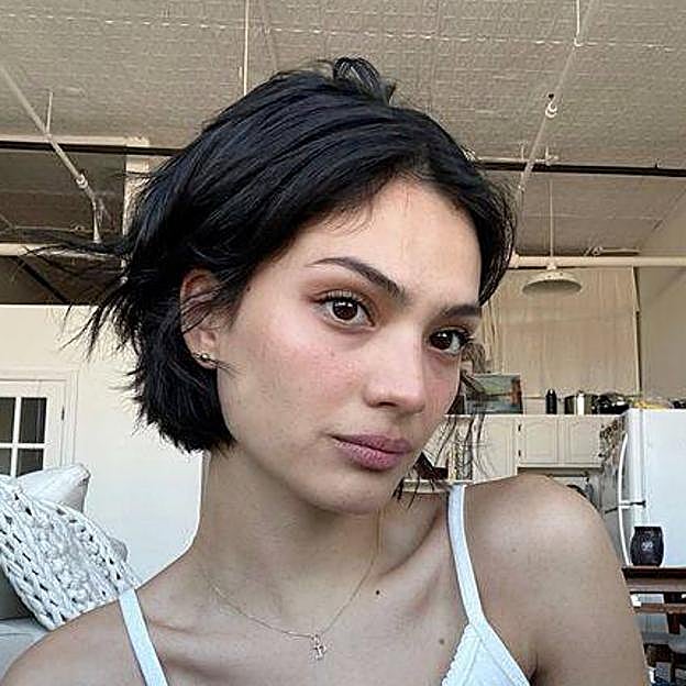 Mujer con peinado bixie a capas