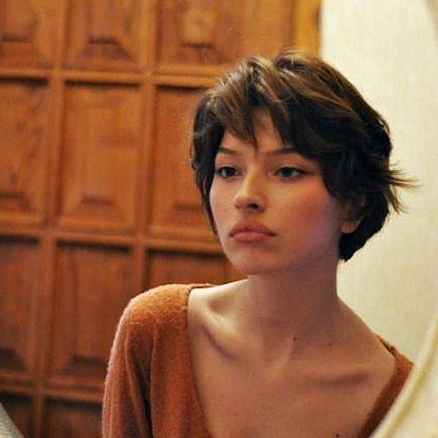 Mujer con corte bixie a capas redondeado