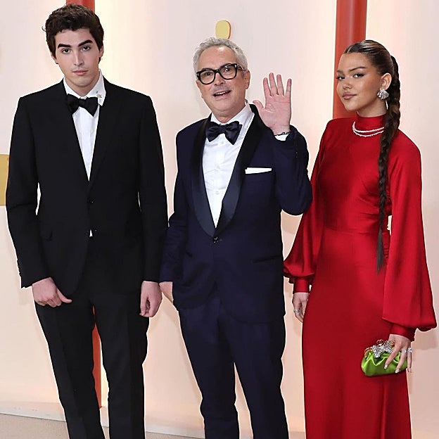 Bu Cuarón junto a su padre y su hermano en los Oscar. 
