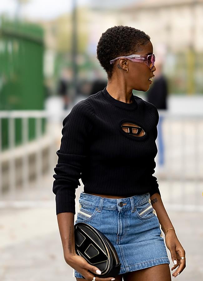 Imagen - Camiseta negra básica con minifalda.