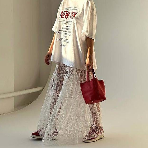 Influencer con look casual con falda de encaje