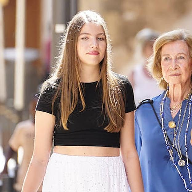 La infanta Sofía se une a la tendencia de las faldas blancas y la combina con top crop y alpargatas de paseo en Mallorca