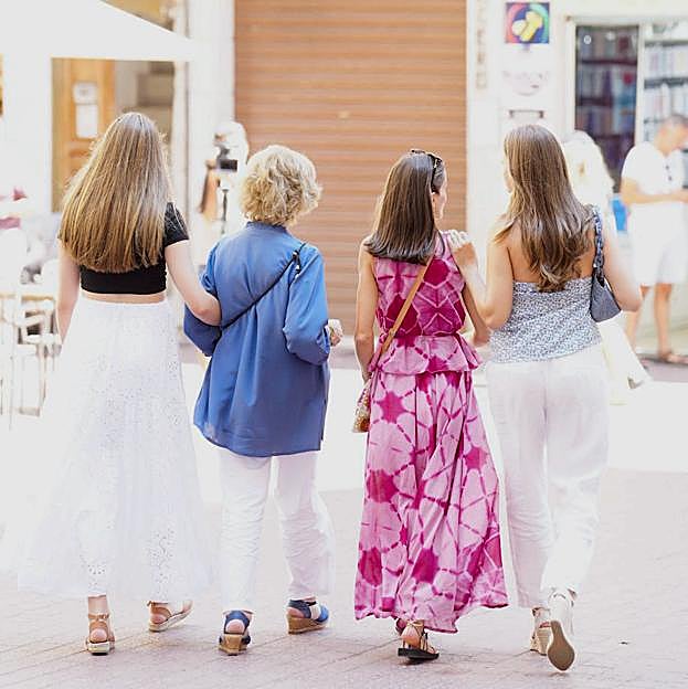 Imagen principal - Los detalles del look nuevo de la reina Letizia.