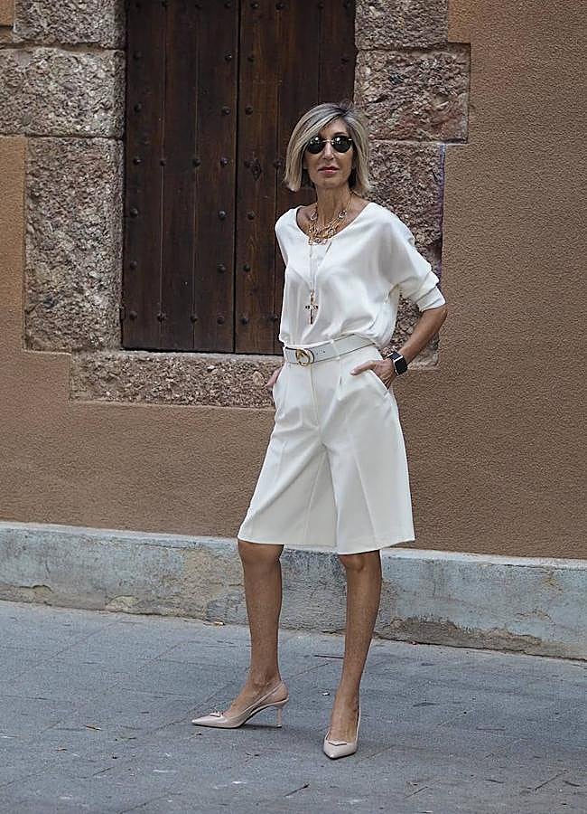 Imagen - Look blanco con bermudas y camiseta en influencer de más de 50/@susirejano