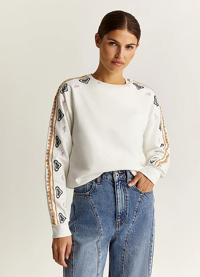 Imagen - Sudadera en blanco con bordados de Scalpers.