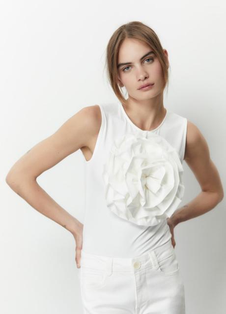 Imagen - Camiseta con flor de Sfera (25,99 euros)