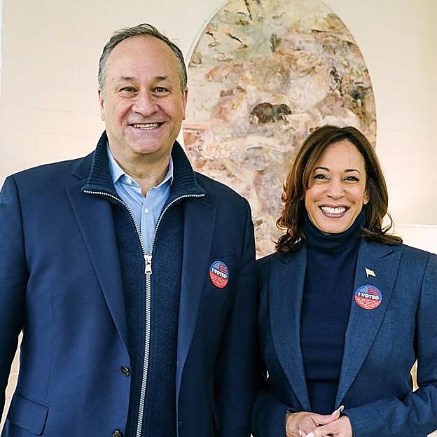 Emhoff es una presencia constante en la campaña presidencial de Kamala Harris. 