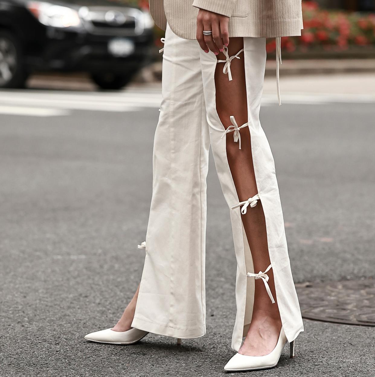 Pantalón blanco con lazos visto en el street style de Nueva York.