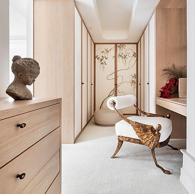 Imagen principal - Tendencias deco 2024: los muebles y adornos más bonitos de la casa de Tamara Falcó son dorados