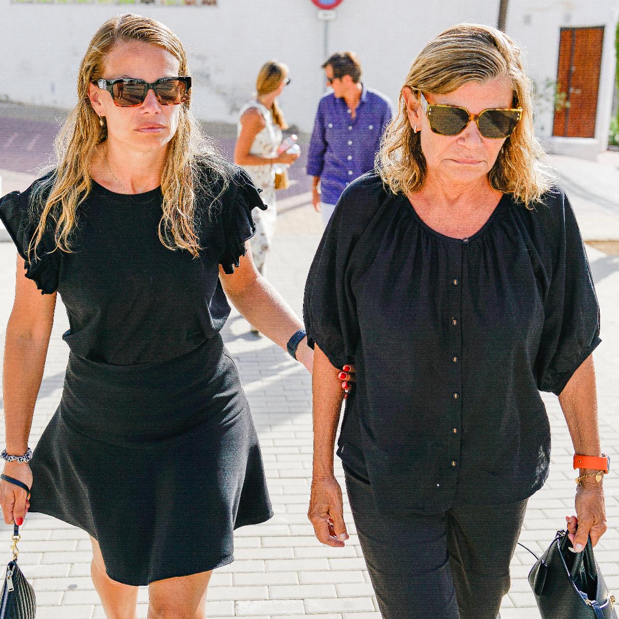 Cari Lapique, viuda de Carlos Goyanes, y su hija, Carla Goyanes, en el cementerio de Marbella. 