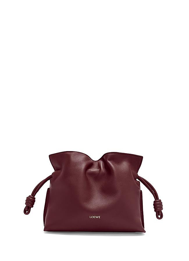 Imagen - Bolso Flamenco Clutch mini en piel napa de ternera de Loewe, 1.800 euros.